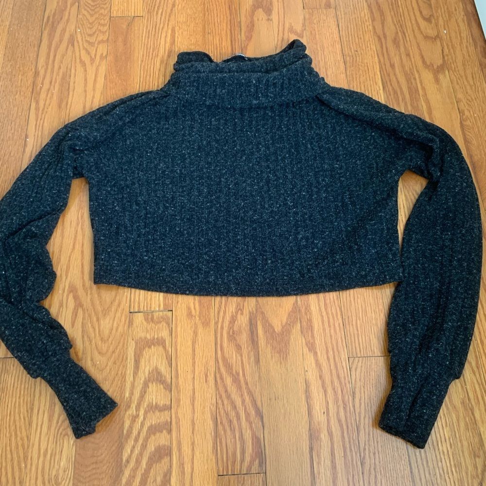 Fashion Nova Cropped Turtle Neck sweater small